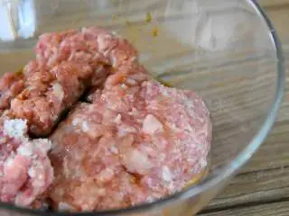 肉饼蒸蛋—从小吃到大的美味,加入1勺盐、2勺生抽、1勺清水,搅拌至水分被肉吸收。