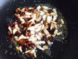 温州风味美食～炒芥菜饭,翻炒至软