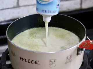 抹茶棉花糖奶茶,上锅小火煮沸,中途加入炼奶,我是用炼奶代替白砂糖的,炼奶比较甜,加上已经加了奶粉,奶粉也是甜的,所以甜味自己把握,奶茶甜味可以是微甜,因为上面会盖上棉花糖