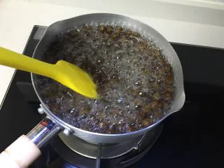 好看又好喝的网红脏脏茶，一定要试试的饮品！,待珍珠浮起后搅拌两下。