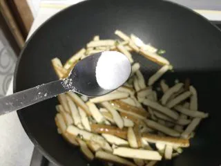 家常小炒韭菜香干,加入半小匙盐。
