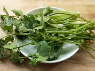 花雕酒焗藤椒手撕鸡,香菜切段,香菜根留下备用。再准备好姜丝,葱丝。