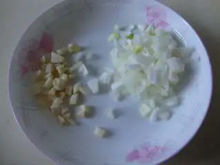 地中海风味小炒：番茄牛油果炒虾,洋葱和蒜切碎备用