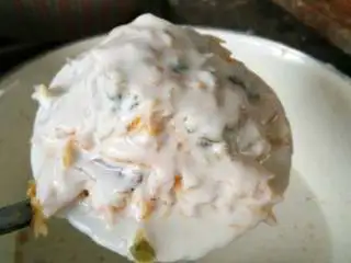 松阳特色小吃灯盏盘,在上面浇一层米糊，把所有的馅包起来。不能露馅哦。