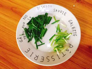 地方小吃+上海葱油拌面,将适量香葱去根洗干净，剪成2CM的葱段，用吸油纸吸干香葱上的水分，以防止熬油时候外溅