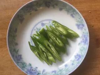 快手菜小炒口蘑,尖椒斜切；