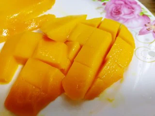 果粒奶昔【香蕉桑葚+香蕉芒果】,芒果去皮,切小块。