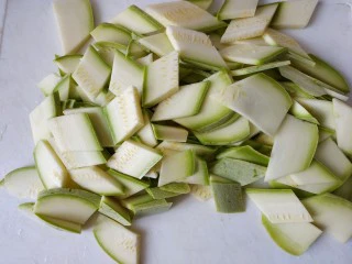 西红柿西葫芦炒肉片,所有的切完了就是这样的菱形片