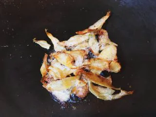 台灣傳統小吃 - 白菜滷,不斷翻炒扁魚直至出現香氣