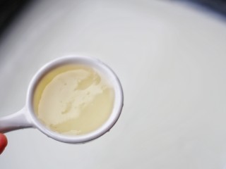 香甜爽滑的芒果牛奶布丁,加入吉利丁粉。