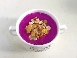 火龙果香蕉奶昔,然后把搅拌好的奶昔倒入碗里,撒上脆麦片即可。