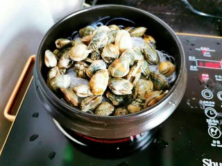 停不下来的花甲粉丝煲,放入花甲