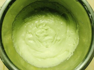 艾叶笑粄(客家小吃),加入艾叶汁搅拌均匀,这张照片背光拍的,看不清原色了