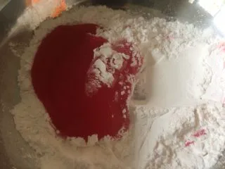 双色果蔬芋圆,趁热将煮好的火龙果皮汁倒入150克木薯粉中;