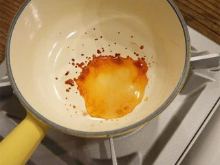 锅烧焦糖奶茶,小火熬至微深褐色，这个过程中不用搅拌，看着就好了，这步是这杯奶茶好喝的秘诀，特别是焦糖的颜色