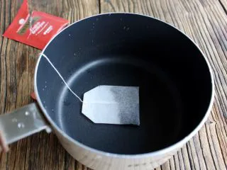 抹茶棉花糖奶茶,锅中先放入红茶包,用小奶锅就行