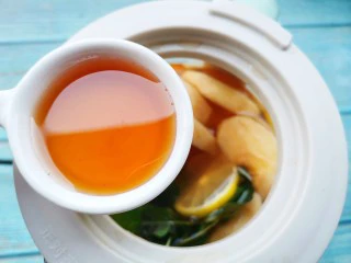 自制高颜值低卡水果茶,放温后加入一勺蜂蜜搅拌均匀即可。