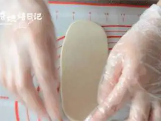 风靡街头的板栗饼不敢吃?那就自制吧,美味又好吃,取一个面团,收口朝下,用擀面杖将面团擀开成牛舌状。 自上而下卷起来,松弛15分钟左右。