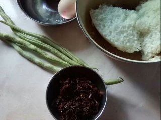 宜宾风味蛋炒饭,准备食材。