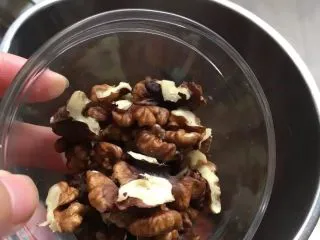 【花生核桃露】健脑益智的学生饮品,核桃仁放入豆浆机内桶中