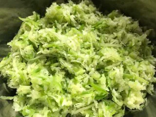 酥炸萝卜丝丸,萝卜丝沥干水份剁成小粒