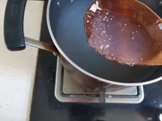 夏日甜品杨枝甘露,盖上盖子闷十分钟，闷至全部透明的状态，没有白芯