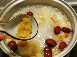 苹果银耳红枣汤,放入冰糖