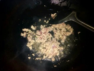 香菇猪肉炸酱面,煮面条时，炒锅放入适量植物油，油热，放入肉沫翻炒至变白