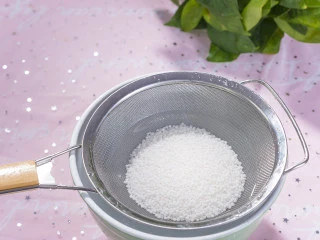 炎炎夏日，你一定要来一碗清凉又解暑的甜品！,将西米放入网盆内用清水洗，并沥干水分