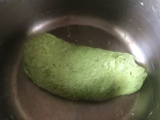 双色果蔬芋圆,揉成团;