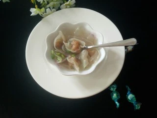 矾山特色小吃肉燕馄饨,皮QQ的，加了炸香的葱头酥拌馅，真的非常好吃，吃了还想吃！