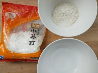 复刻街头美食~网厨第一个肉蛋堡,把普通面粉,清水,盐,少许小苏打,混合成面糊。