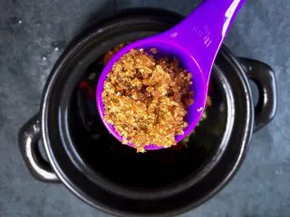 养生之姜汁红糖水,将红糖放入煲中我一般放3勺左右