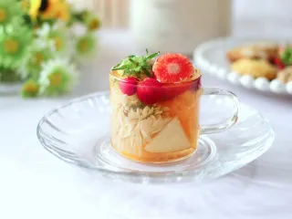 时令水果养生茶,酸酸甜甜味道好，喝上一杯，心情一天美美滴。