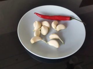 粉丝蒸金针菇,洗净蒜，小米辣