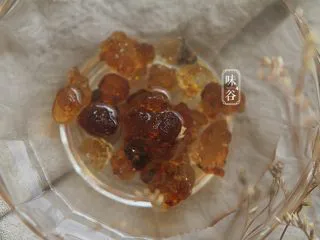 火龙果银耳糖水,桃胶要用清水浸泡十个小时以上；