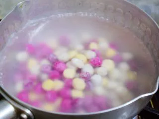 椰香西米水果芋圆,另起锅烧开水，放入水果芋圆，不停的搅拌，免得粘锅了