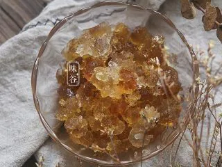 火龙果银耳糖水,仔细清洗并挑去杂质，把水倒掉，用手把桃胶捏碎 。