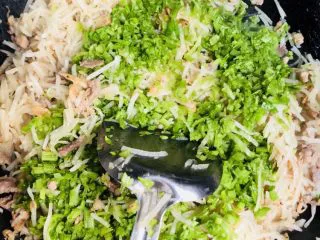 客家小吃:蒜苗粿(葫粄)➕菜头粄,萝卜炒断生后,加入芹菜末,翻炒均匀即可