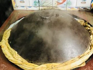 客家小吃:蒜苗粿(葫粄)➕菜头粄,沥干水分的米浆,上锅蒸熟,大概需要一个多小时