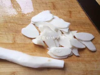 素炒山药 春的山药 清脆又爽口,然后斜刀切片。