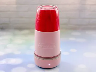 车厘子草莓冰奶昔,启动果汁机开始榨汁。