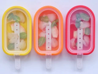 蜜桃荔枝薄荷冰棒,盖上盖子放入冰箱冷冻10小时以上即可食用。