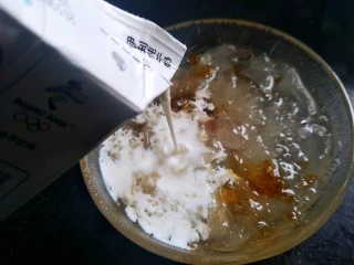 一碗可以喝的《护肤品》,想喝的时候盛一碗。加入适量的纯牛奶，搅拌均匀就可以喝了，满满的胶原蛋白啊！