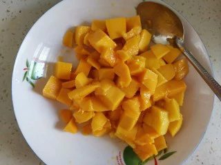 夏日甜品杨枝甘露,芒果切成小丁