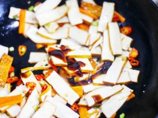 美食丨超级无敌下饭家常菜 芹菜香干 ～, 锅中倒入耗油、生抽翻炒均匀。