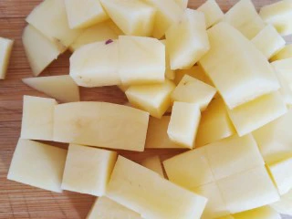 东北风味小炒,一个土豆去皮后切成小丁。
