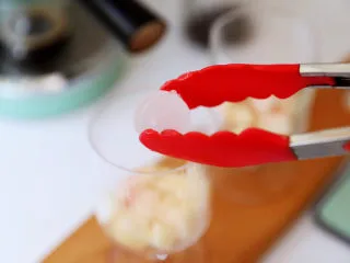 蜜桃气泡冰咖啡,加入冰块