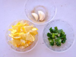 秘制异国风味鸡胸肉腌料&绝佳搭配 （减肥必备）,除了柠檬 另外准备葱花和 大蒜两瓣 切碎