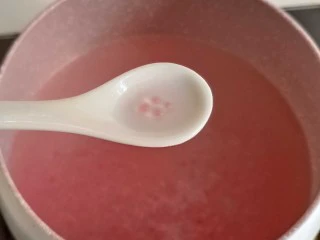 缤纷水果西米露,15分钟后关火,这时候可以看到煮完的西米中间还有硬芯